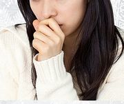 風邪の症状、のどの痛みに悩む女性