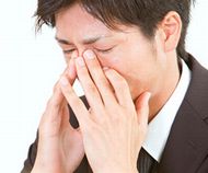 鼻炎、蓄膿症に悩む男性