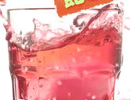 グラスに注がれた桃の酵素水