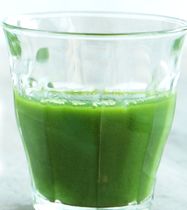 グラスに注がれた「飲みごたえ野菜青汁」のイメージ