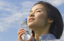 水素水を飲む女性画像
