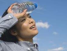 水素水を飲んで効果を実感する女性の画像