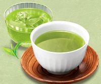 湯飲み、グラスに注がれた血圧が高めの方の健康緑茶
