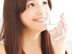 ASO水素水を飲む女性