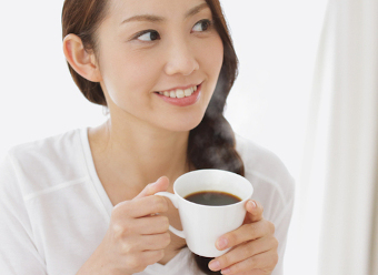 休憩中にコーヒー（カフェサプリGABA）を飲む女性