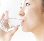 クリスタル水素水を飲んでいる女性