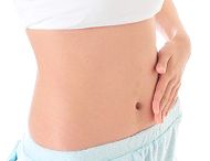 オリゴ糖が増えて整腸効果、すっきりとしたお腹の女性