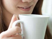 健康茶を飲む女性の画像