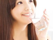 麗潤水プレミアムを飲む女性