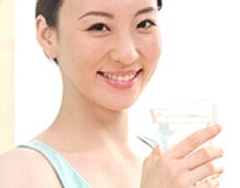 仙寿の水NEOを飲む女性