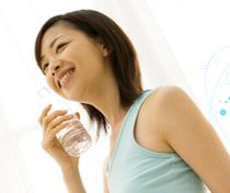 クラスター浸透水を飲んで生き生きと健康的な女性