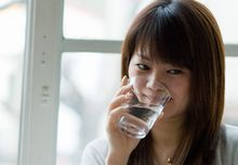 水素水を飲む女性の画像