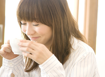 糖美茶をおいしそうに飲む女性