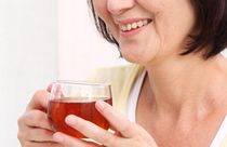 有機高原のごぼう茶を飲む女性